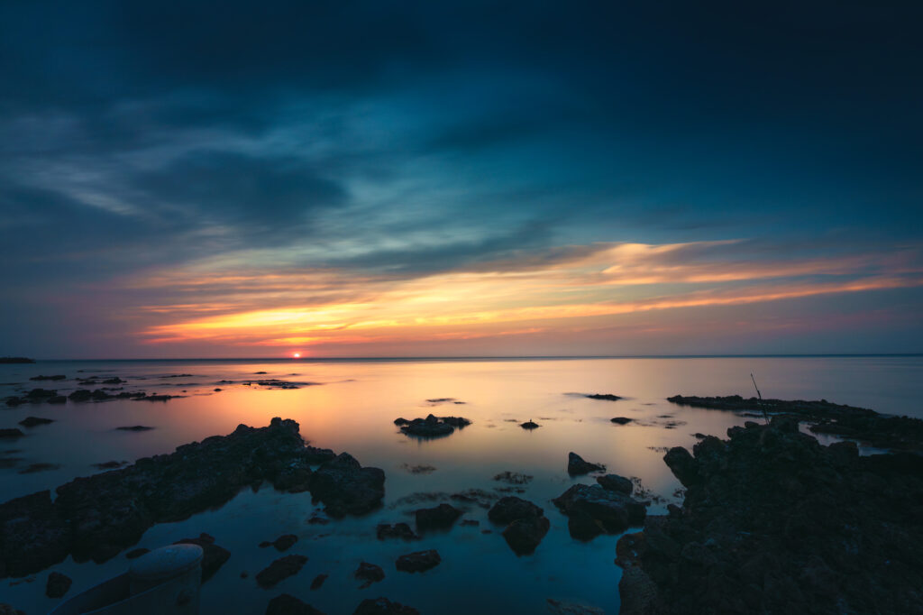マジックアワーの風景。夕焼けと海岸