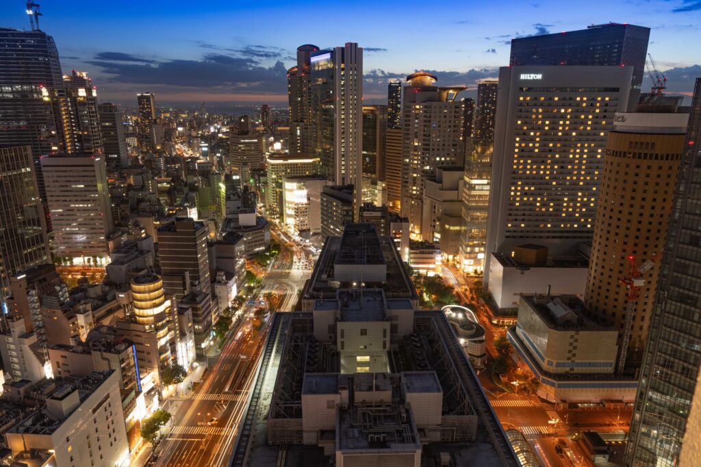 大阪、第三ビルからの大都市マジックアワー。沈みゆく夕焼けのグラデーションを写す。