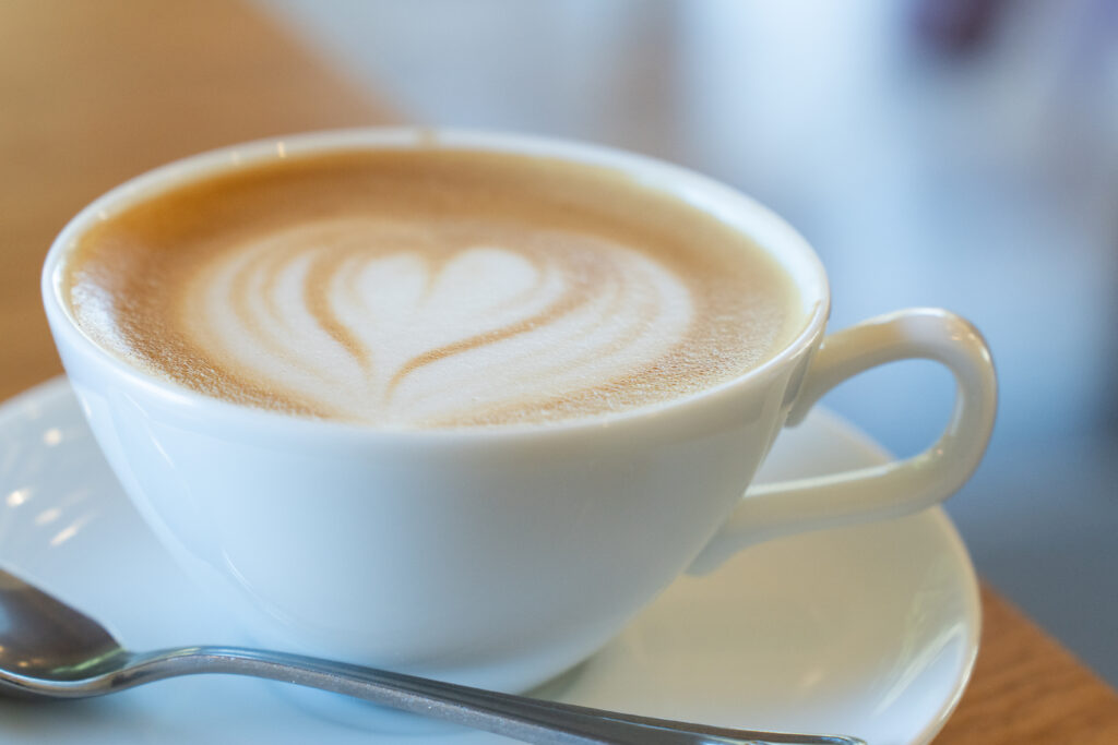 カフェラテの写真。ホワイトバランスを変更したあと