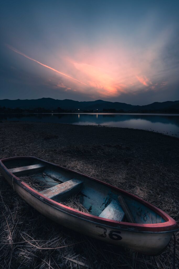 超広角レンズ14mmで撮影した夕焼けとボート。前景を意識した構図。GNDフィルターを併用した応用を伝えるための作例