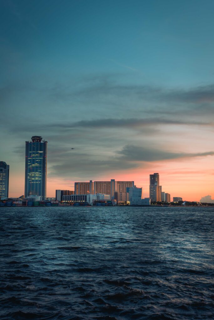都市と夕焼けを中望遠レンズで撮影。青からオレンジに染まる都市の街並み。