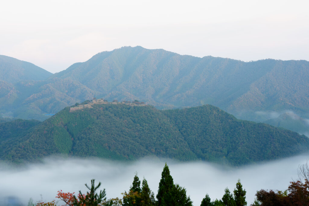 竹田城跡の雲海写真。70-200mmのレンズで撮影。