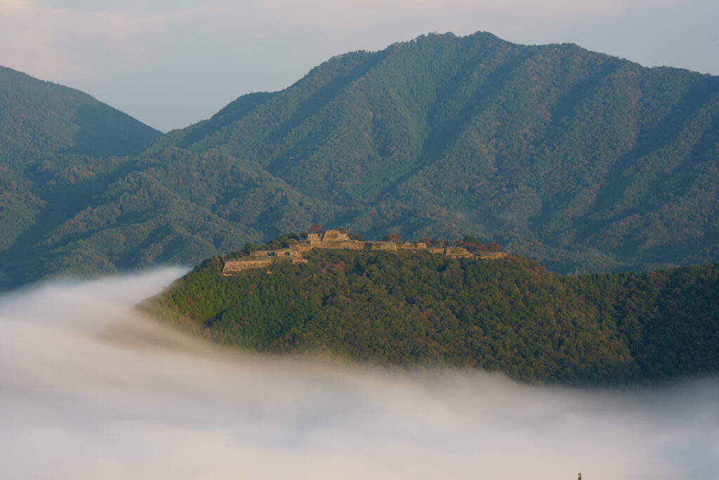 竹田城跡の雲海写真。70-200mmのレンズで撮影。