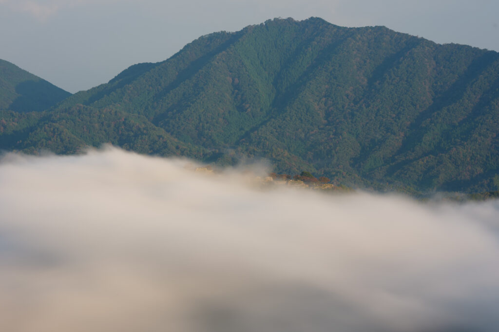 竹田城跡の雲海写真。70-200mmのレンズで撮影。