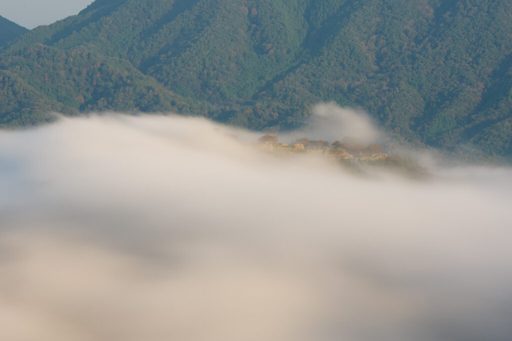 竹田城跡の雲海写真。70-200mmのレンズで撮影。