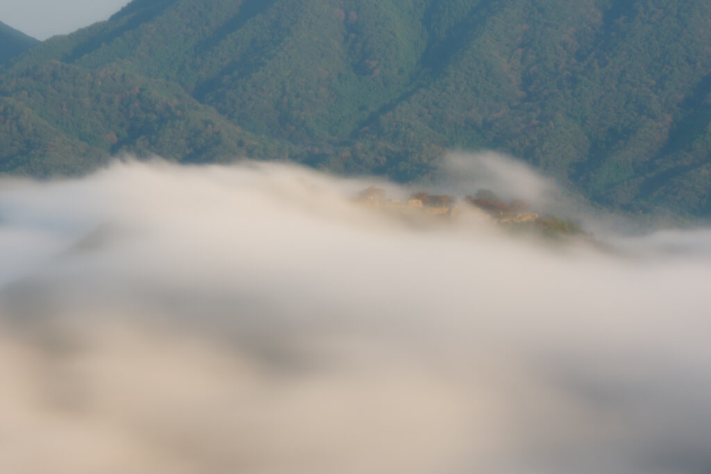 竹田城跡の雲海写真。70-200mmのレンズで撮影。
