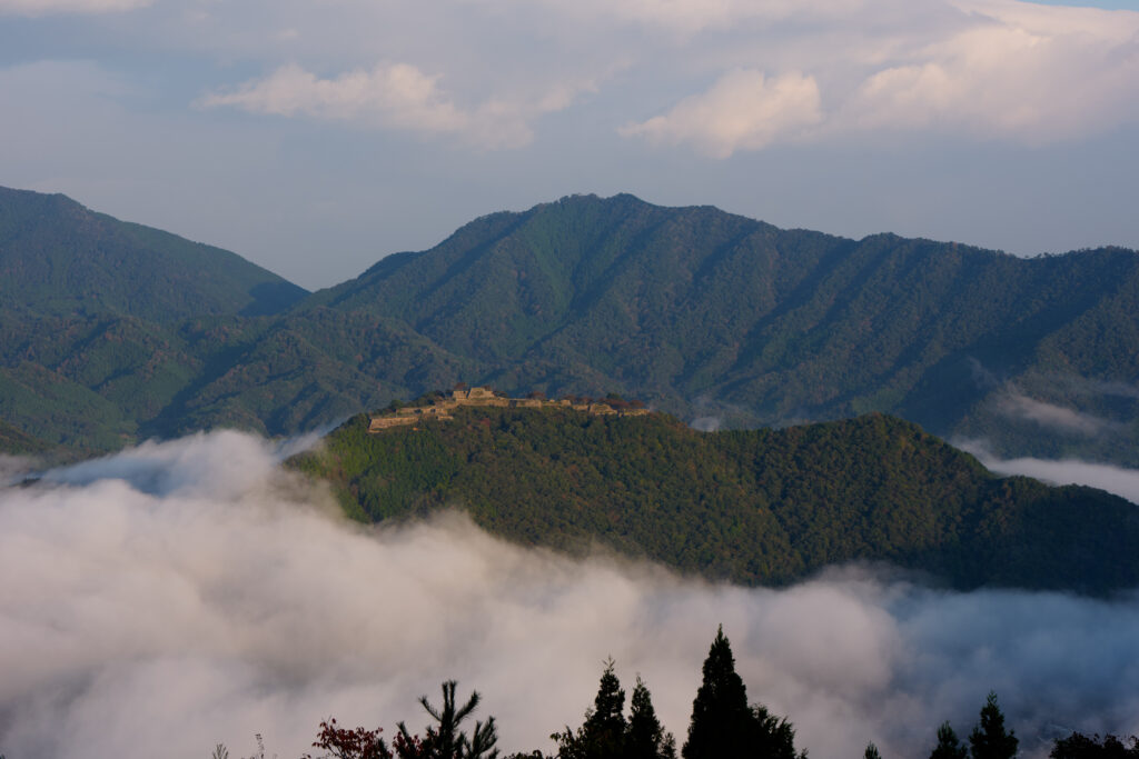 竹田城跡の雲海写真。70-200mmのレンズで撮影。