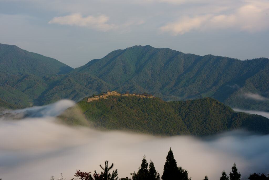 竹田城跡の雲海写真。70-200mmのレンズで撮影。