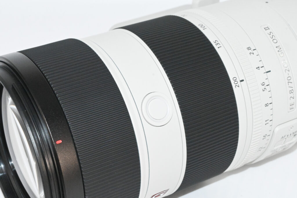 FE 70-200mm F2.8 GM OSS II (SEL70200GM2)の外観写真。フォーカスリングとズームリング