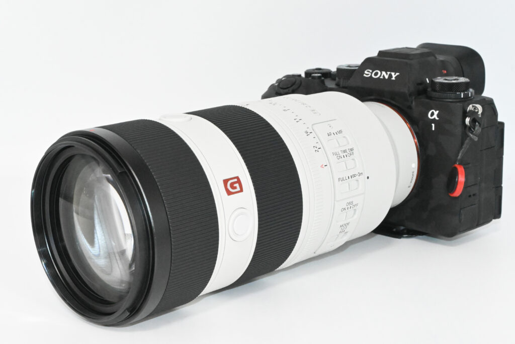 FE 70-200mm F2.8 GM OSS II (SEL70200GM2)の外観写真。ボディに取り付けた写真