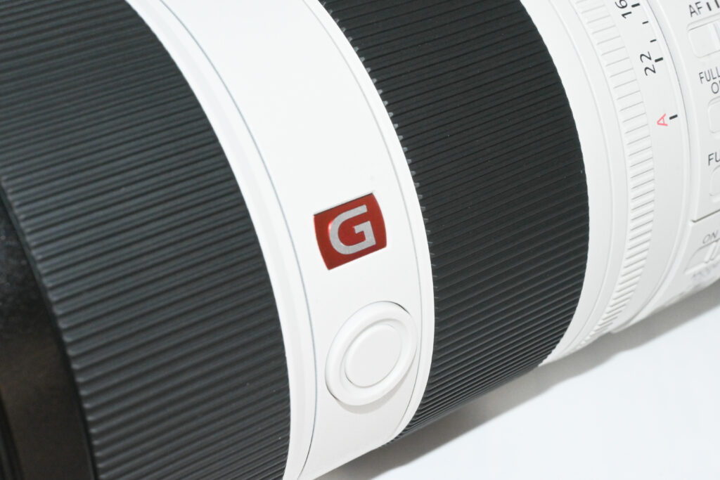 FE 70-200mm F2.8 GM OSS II (SEL70200GM2)の外観写真。GMバッジのクローズアップ