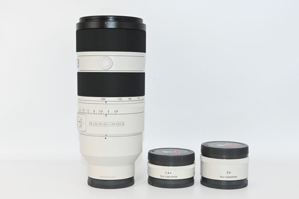 FE 70-200mm F2.8 GM OSS II (SEL70200GM2)の外観写真。テレコン２種類も。