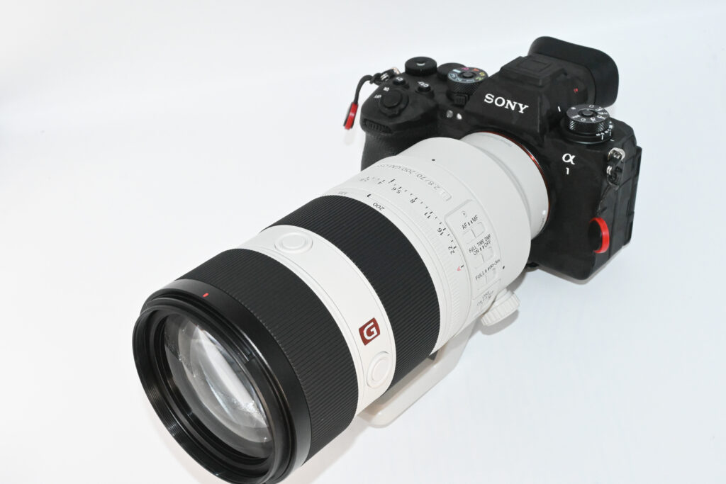 FE 70-200mm F2.8 GM OSS II (SEL70200GM2)の外観写真。ボディとの組み合わせた写真