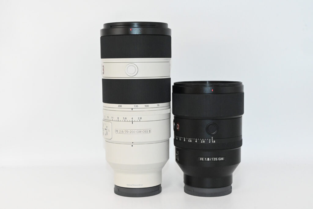 FE 70-200mm F2.8 GM OSS II (SEL70200GM2)の外観写真。135mm単焦点の比較