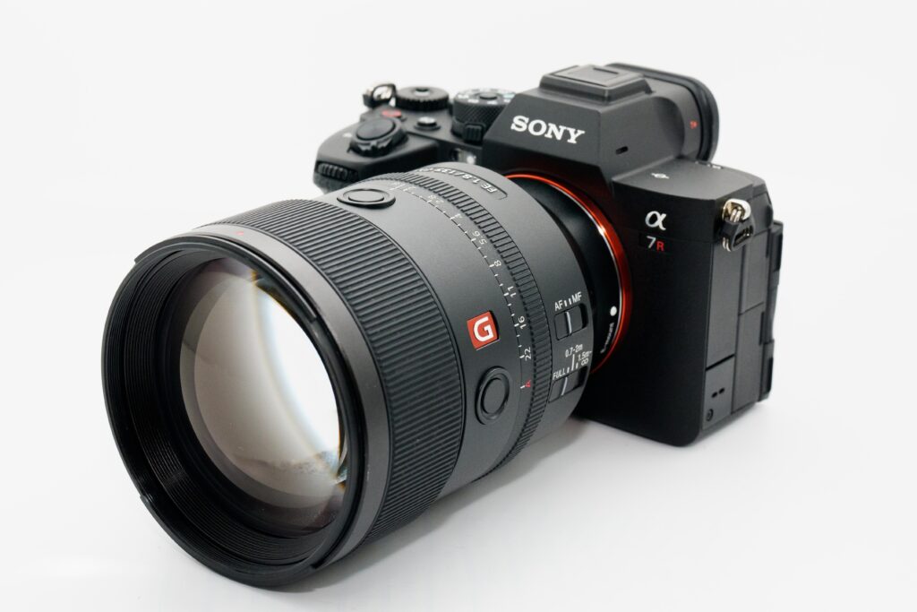 FE 135mm F1.8 GMの外観写真