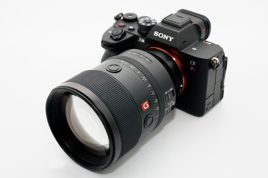 FE 135mm F1.8 GMの外観写真