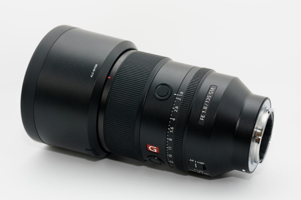 FE 135mm F1.8 GMの外観写真
