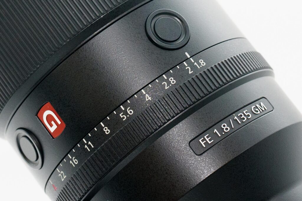 FE 135mm F1.8 GMの外観写真
